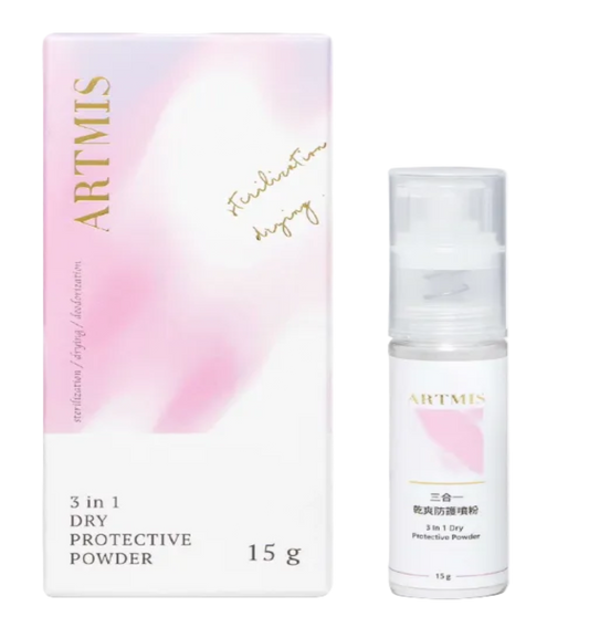 3-in-1 Dry Protective Powder junto a su envase original, polvo protector multifunción diseñado para absorber la humedad y proteger la piel con suavidad.